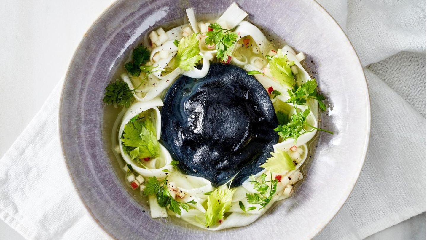 Schwarzer Ravioli auf Spargelsalat Rezept - [ESSEN UND TRINKEN]