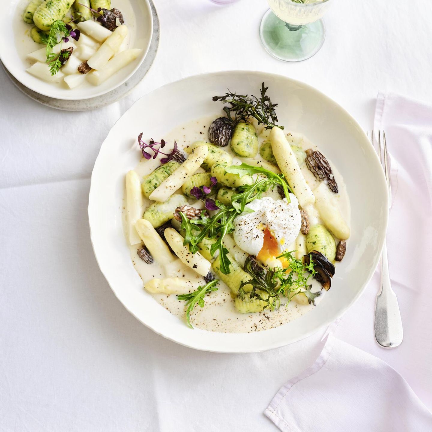Spargelragout mit Morcheln, Rauke-Gnocchi und pochiertem Ei
