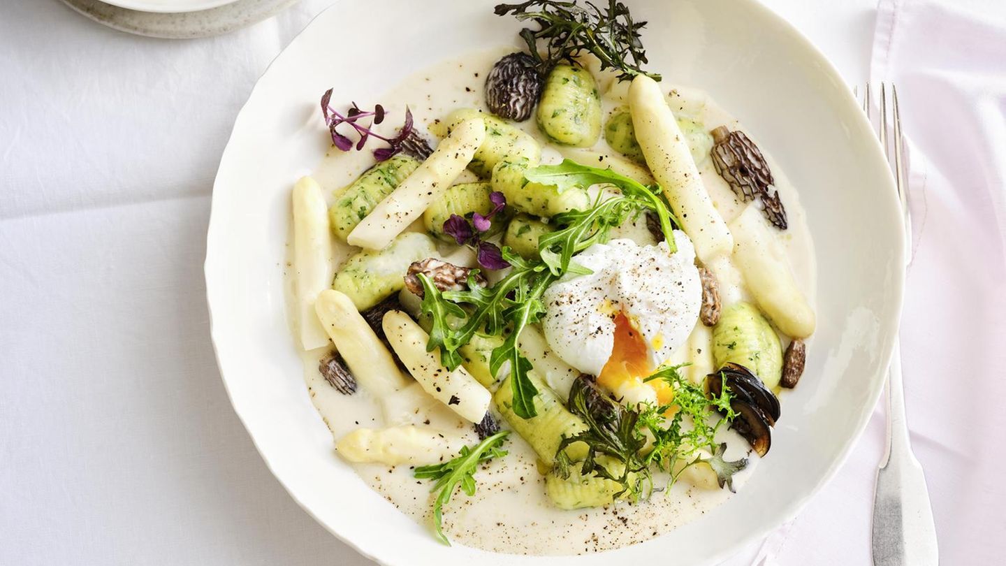 Spargelragout mit Rauke-Gnocchi und pochiertem Ei Rezept