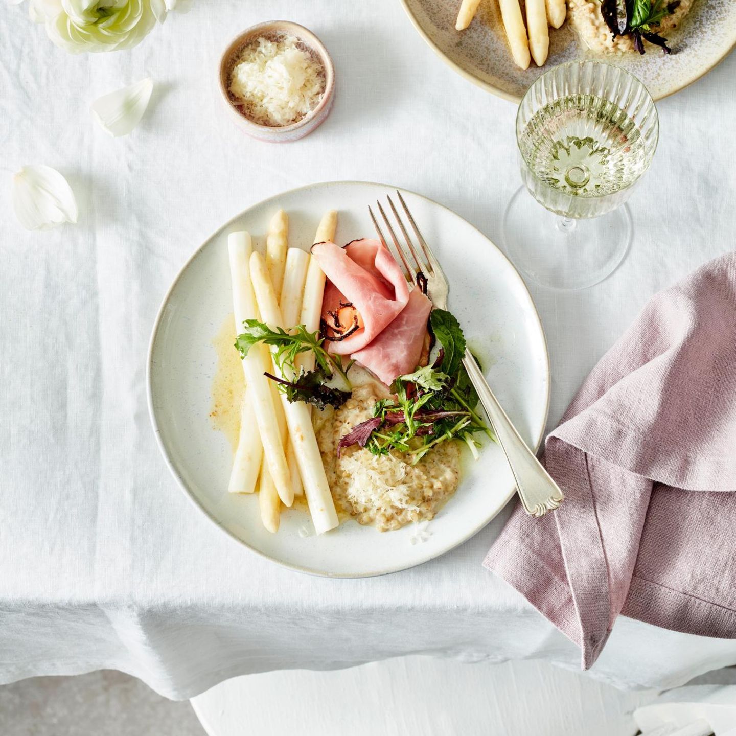 Spargel mit Buchweizen-Risotto und Kernrauchschinken