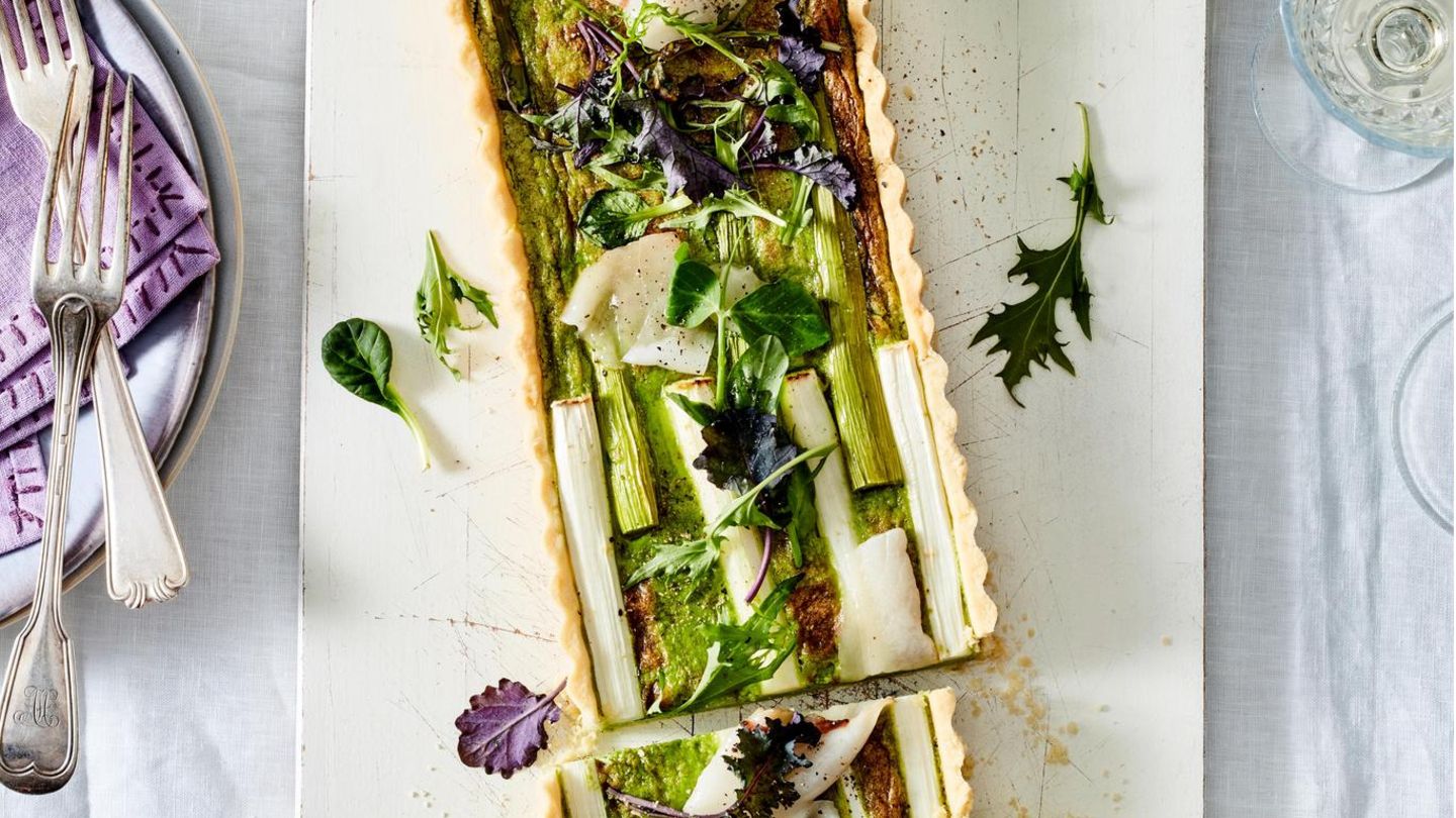 Spargel-Quiche mit Wildkräutern und Lardo Rezept - [ESSEN UND TRINKEN]