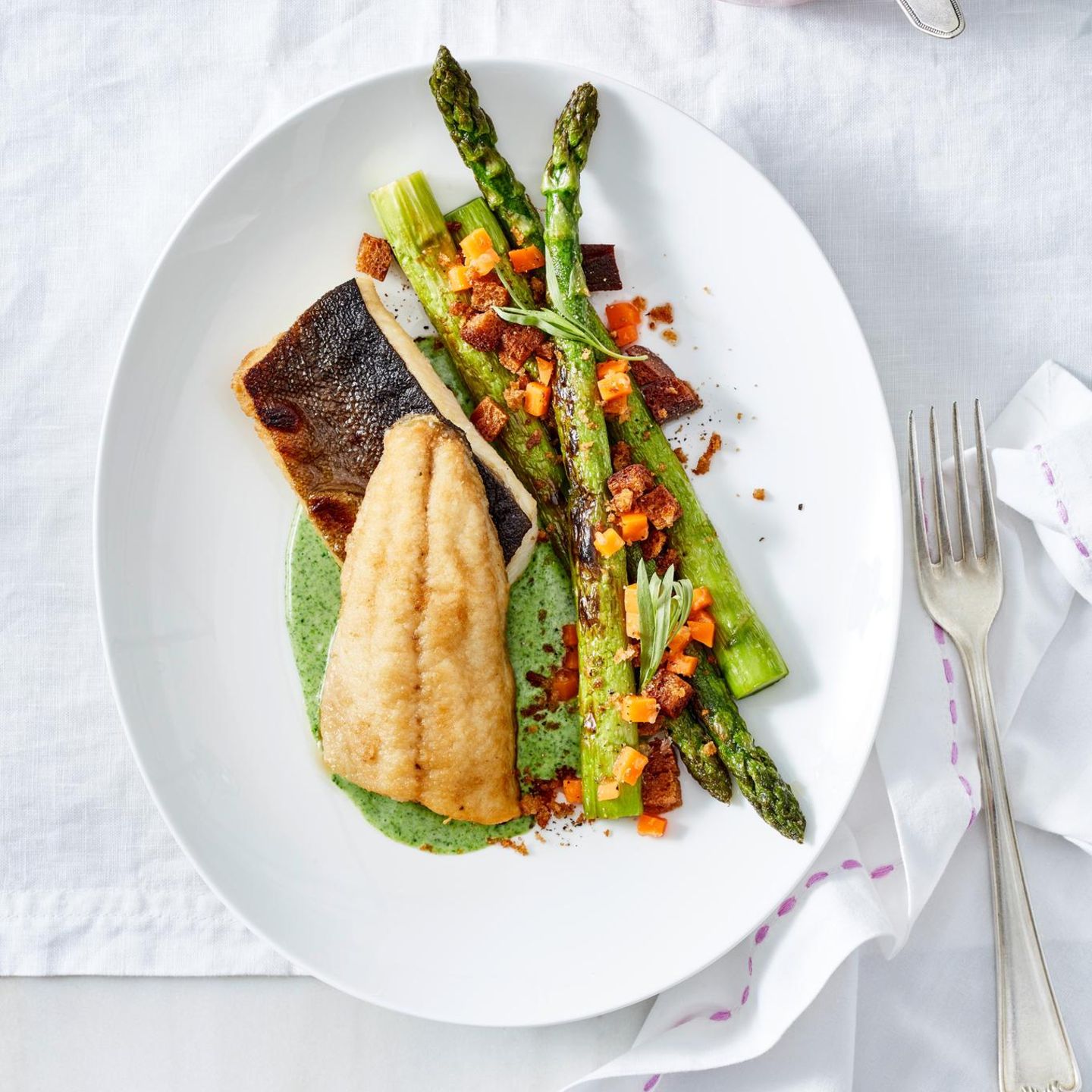 Grüner Spargel mit Estragon-Spinat-Sauce und gebratener Bachforelle