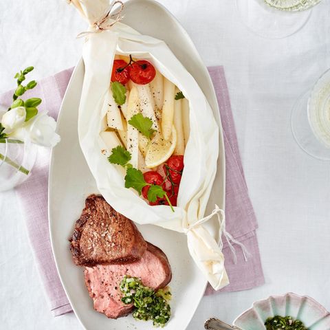 Spargel im Päckchen mit Rumpsteak und Chimichurri