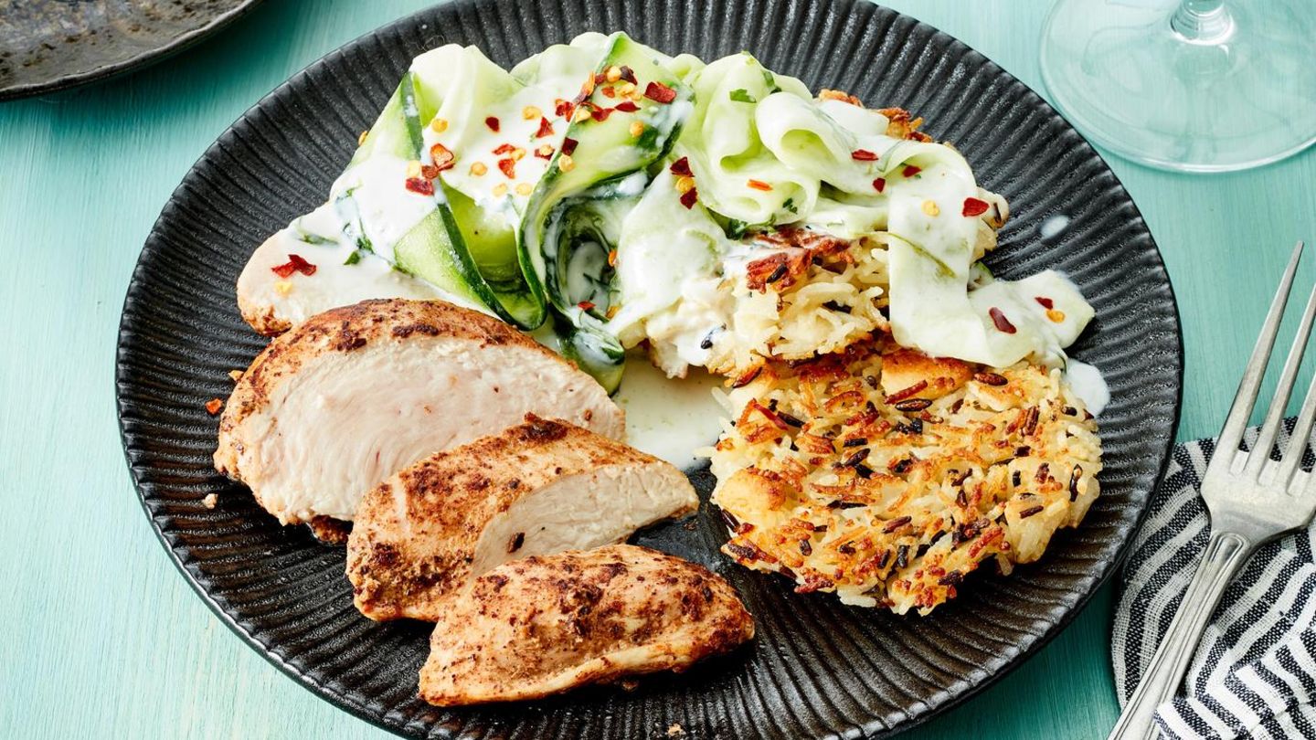 Gewürzhähnchen mit Gurkensalat und Kokos-Wildreis-Rösti Rezept