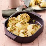 Dampfnudeln mit Nuss­füllung und Kardamom-Vanille-Sauce