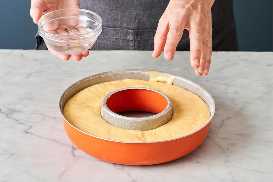 Glühwein-Savarin mit Quarkcreme und Kirschen Rezept - [ESSEN UND TRINKEN]