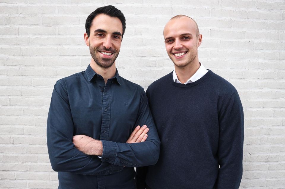 Gründer Benjamin Porten und Lorenz Greiner von Naughty Nuts vor weißer Mauer