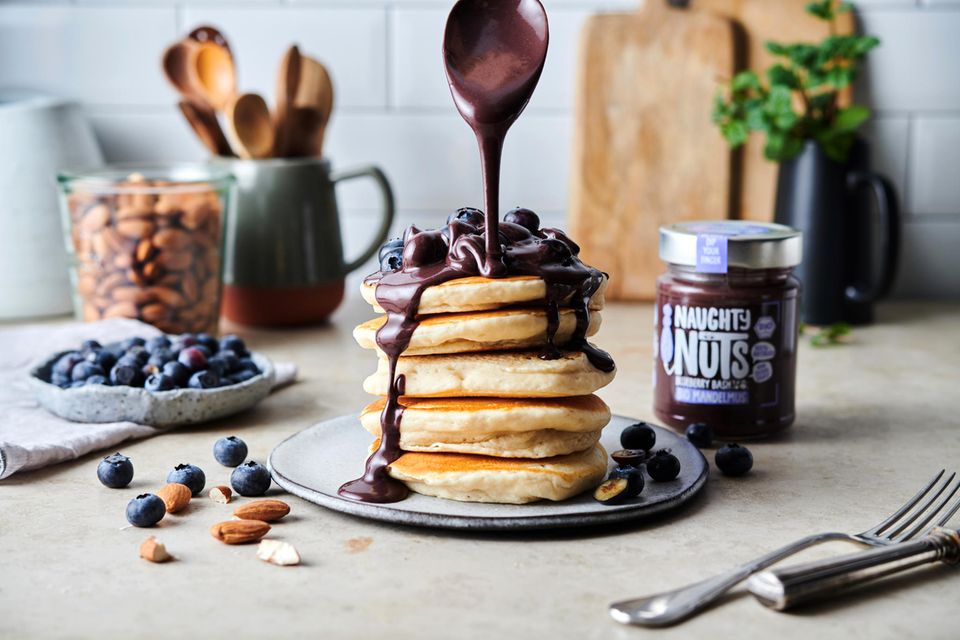 Bio Mandelmus Blueberry Bash auf Pancakes