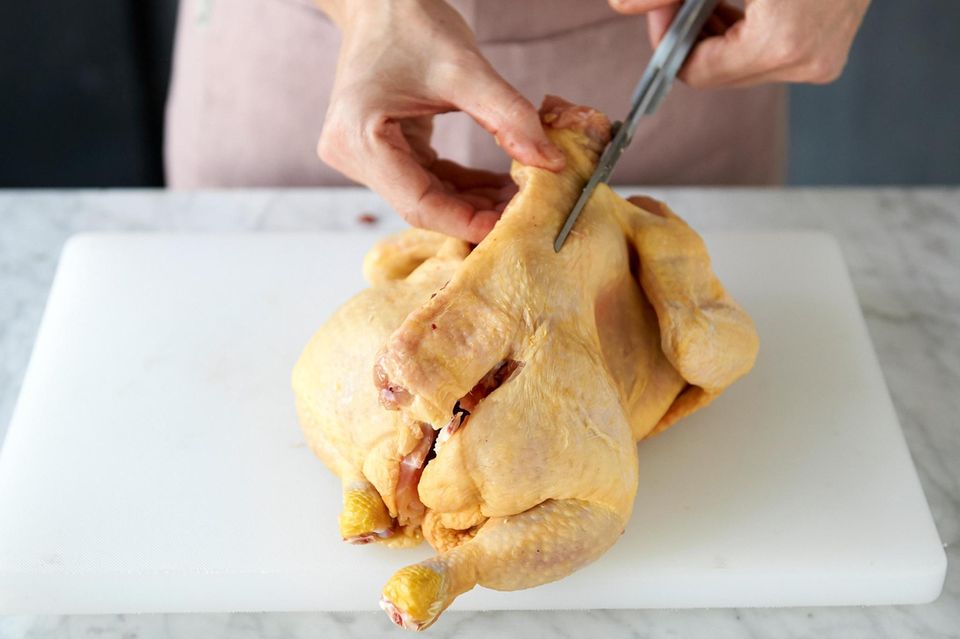 Hähnchen mit der Geflügelschere aufschneiden und das Rückrgat dann vollständig herausschneiden