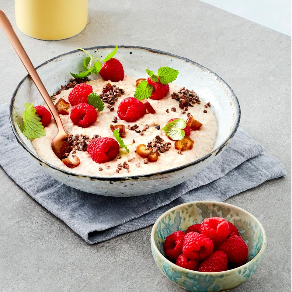 Buchweizen-Mandel-Porridge mit Himbeeren