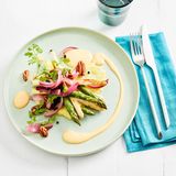 Gebratener Sparger mit Kartoffel-Knoblauch-Püree