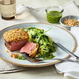 Rinderfilet mit Pinienkernkruste und Kohlrabi-Spaghetti