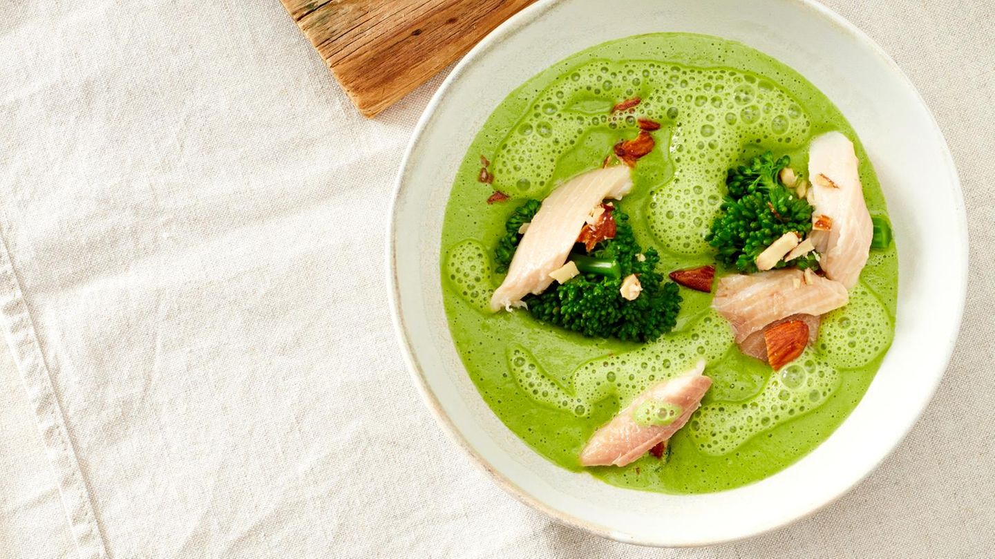 Brokkolisuppe mit geräucherter Forelle Rezept