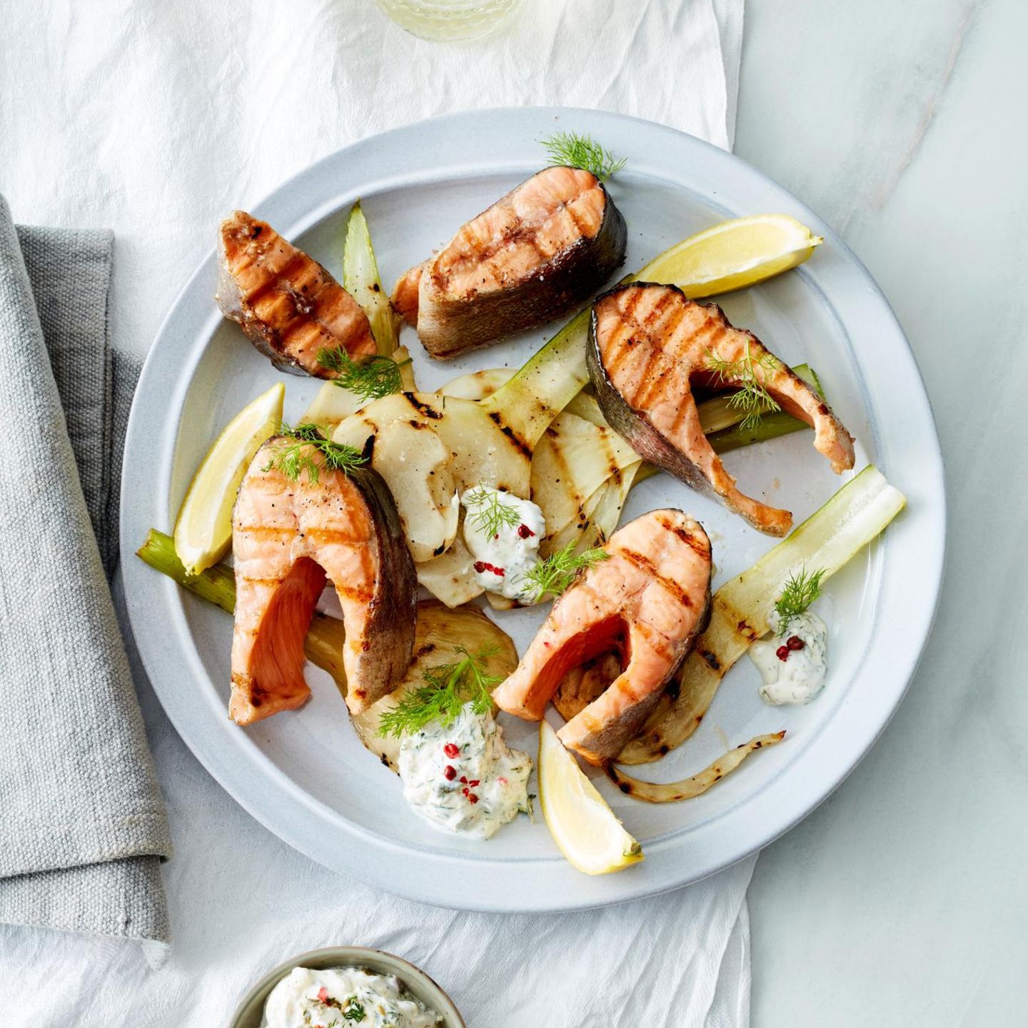 Gegrillter Saibling mit Fenchel und  Dill-Kapern-Dip