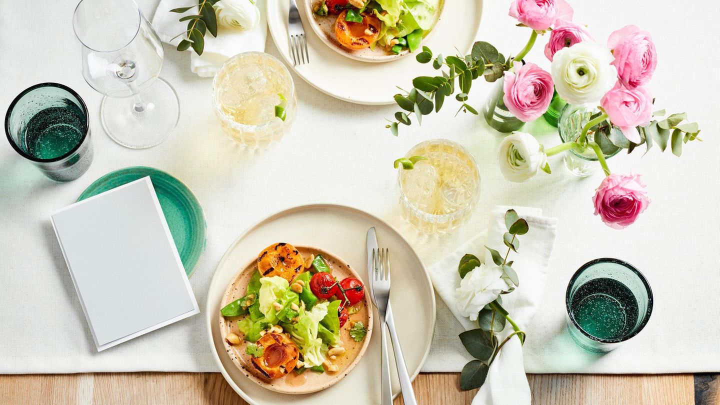 Sommersalat mit gegrillten Aprikosen und Erdnüssen Rezept