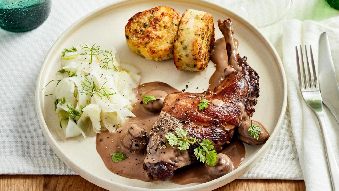 Geschmortes Kaninchen mit Kartoffelküchlein Rezept - [ESSEN UND TRINKEN]