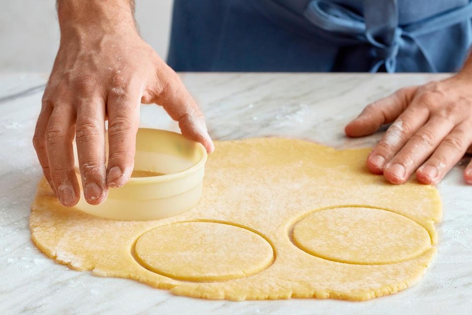 Kuchen des Monats e&t 6/2021 Step 1 Mürbeteig-Boden ausstechen