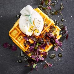 Burrata mit Kartoffelwaffeln und Kresse