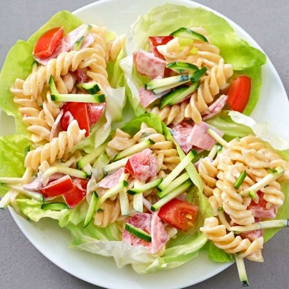 Nudelsalat auf Salat