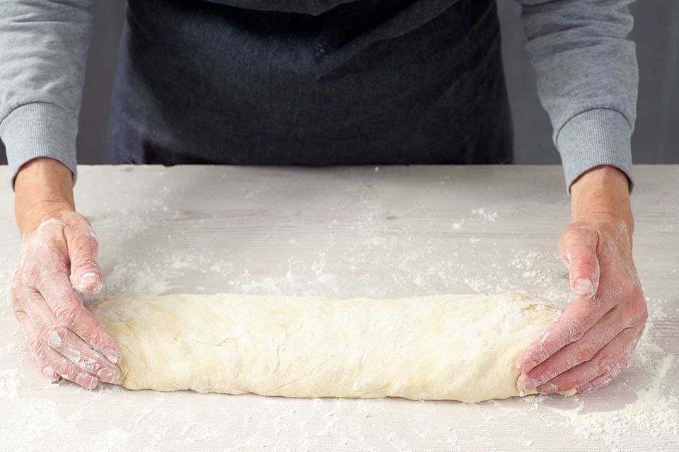Bagelteig zur Rolle formen