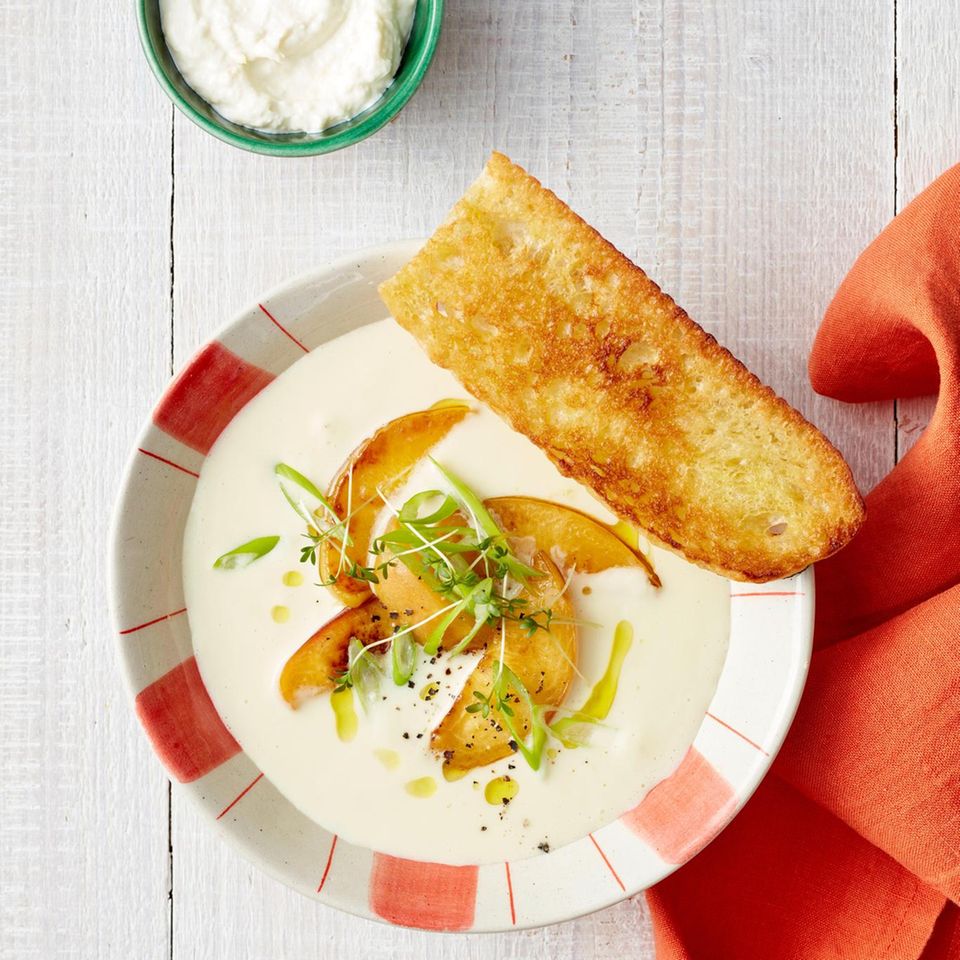 Spitzkohlsuppe mit gegrilltem Pfirsich und Ciabatta