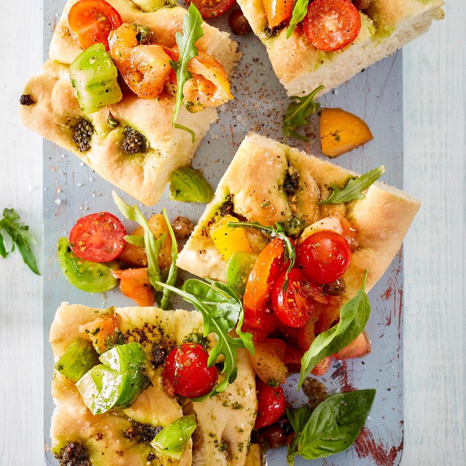 Basilikum-Focaccia mit Tomatensalat