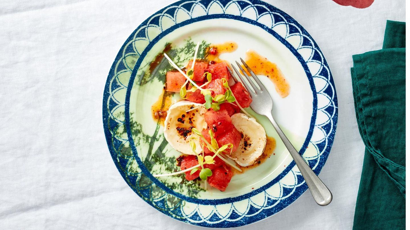 Karamellisierter Ziegenkäse mit Pfeffer-Melone und Erbsensprossen