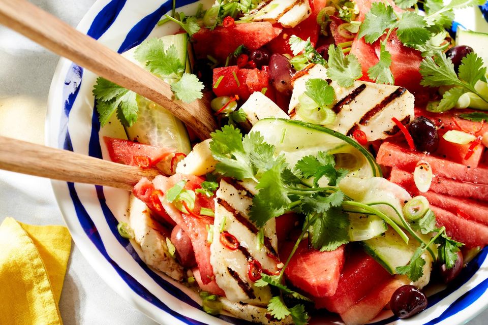 Gurken-Wassermelonen-Salat mit Halloumi