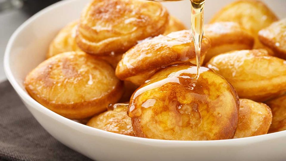 Süße Versuchung: original holländische Poffertjes mit Zuckerrübensirup – oder wie unsere Nachbarn sagen würden: Poffertjes mit Stroop.