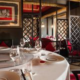 Das Tsé Fung ist das erstes chinesische Restaurant der Schweiz mit einem Michelin-Stern. Mit seiner Einrichtung bietet es einen asiatischen Rahmen mitten im La Réserve, einem Genfer Luxusrestaurant. Die Karte präsentiert das Beste aus der Küche Kantons und ganz Chinas. Probieren Sie zum Beispiel die lackierte Pekingente.    Le Tsé Fung  Route de Lausanne 301  1293 Genf  Website  Instagram
