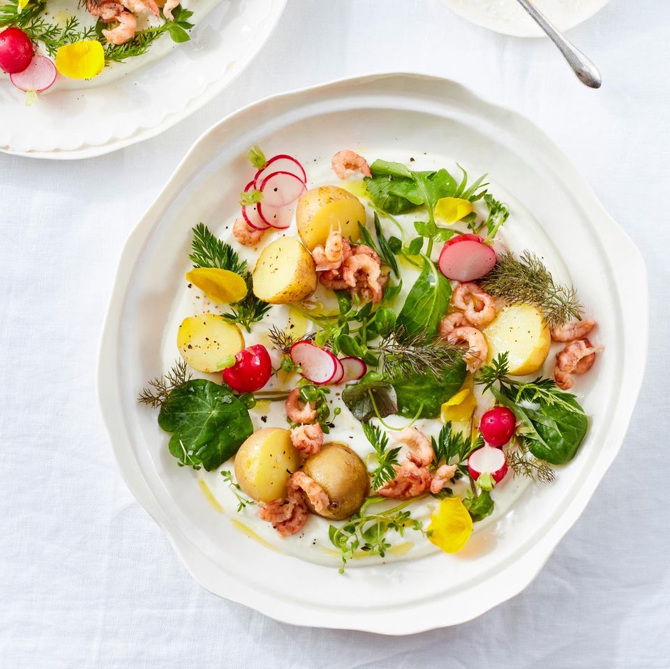 Wildkräuter-Salat mit Krabben und Pellkartoffeln