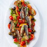 Paprika-Tomaten-Salat mit gebratenen Sardinen