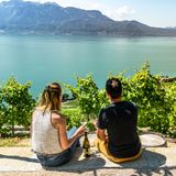 Wein trinken im Domaine Bovy Petite Terrasse in den Weinberg-Terrassen von Lavaux mit Blick auf den Genfer See