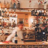Von außen eher unscheinbar, werden Sie im Coin du Bar mit  ländlich französischer Küche überrascht und mit einer exzellenten Weinkarte. Genießen Sie hier die außergewöhnlichen Weine und die verfeinerte Bistro-Küche.    Coin du Bar  Rue François-Versonnex 17  1207 Genf  Website  Instagram     