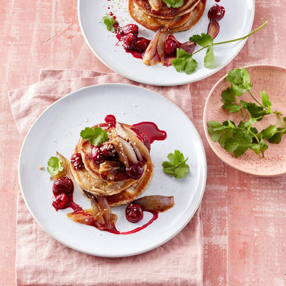 Buchweizen-Pancakes mit Honig-Schalotten und Sesam-Kirschen