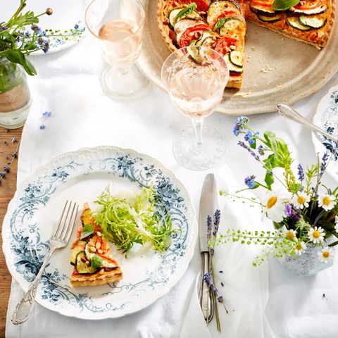 Ratatouille-Tarte mit Frisée-Salat