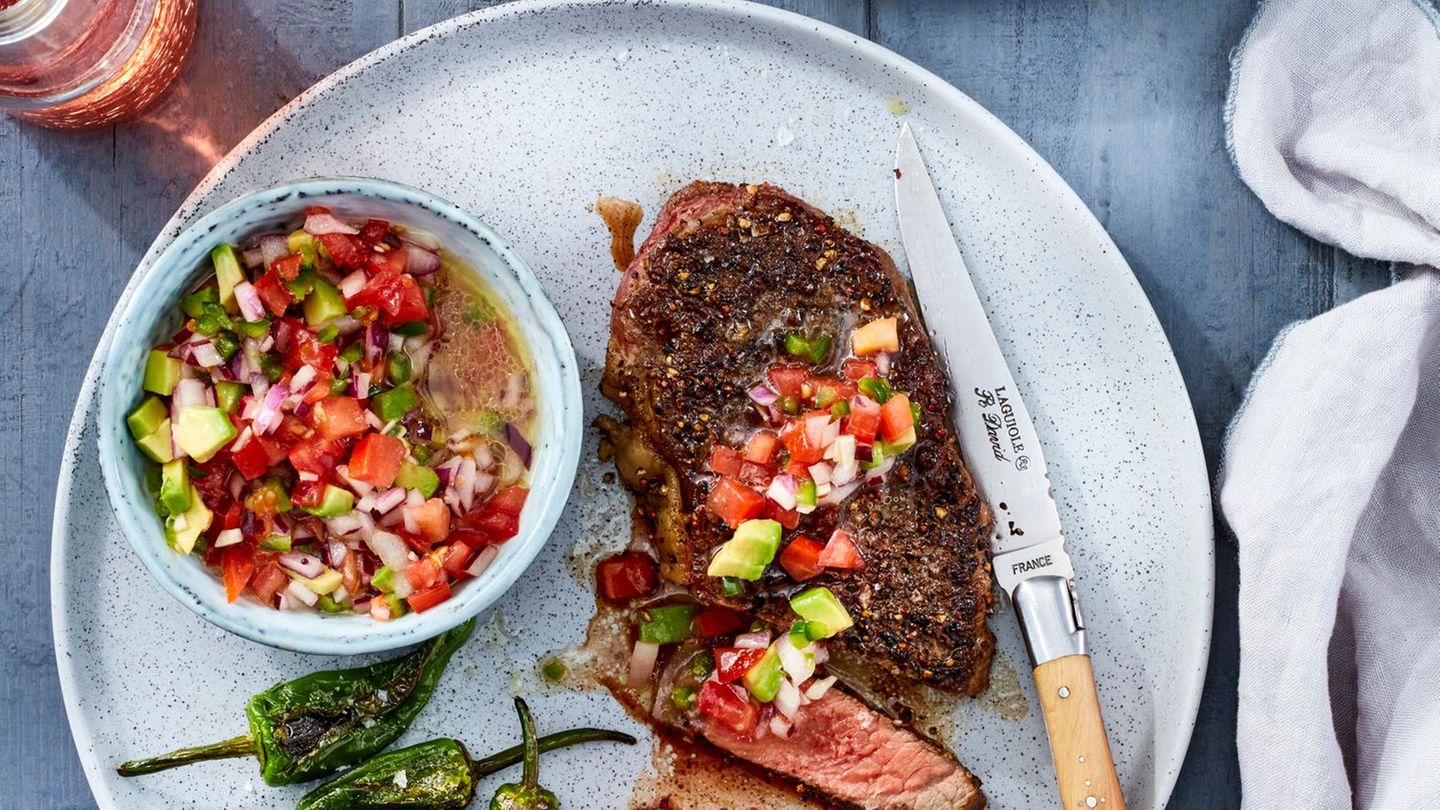 Pfeffer-Rumpsteak mit Tomaten-Salsa und Pimientos de Padrón Rezept ...