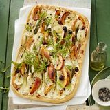 Frühlingszwiebel-Nektarinen-Fladen mit Ziegenfrischkäse