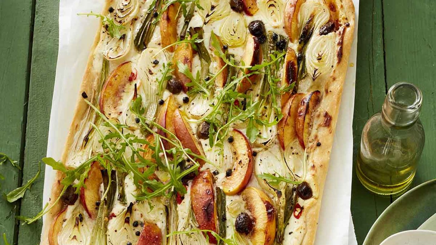 Frühlingszwiebel-Nektarinen-Fladen mit Ziegenfrischkäse Rezept