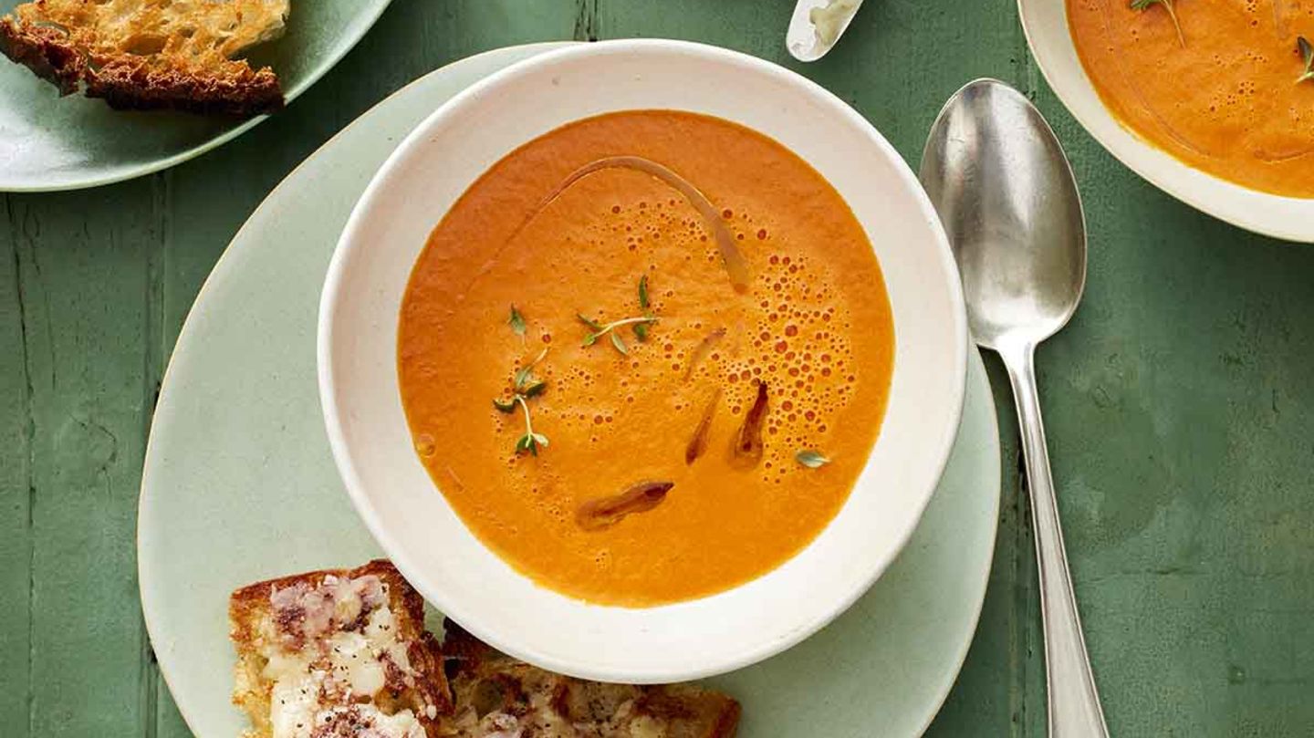 Röstpaprikasuppe mit Knoblauchbrot Rezept