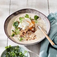 Champignonsuppe mit Pochierten Ei und Kräutern