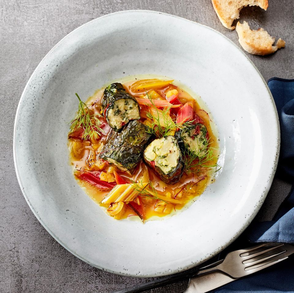 Mangold-Kartoffel-Röllchen mit Fenchel-Safran-Sud