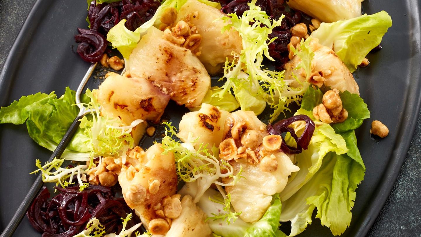 Gebackener Sellerie mit süßen Zwiebeln und Haselnüssen Rezept
