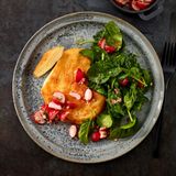 Sellerieschnitzel mit Spinatsalat und Radieschen-Salsa