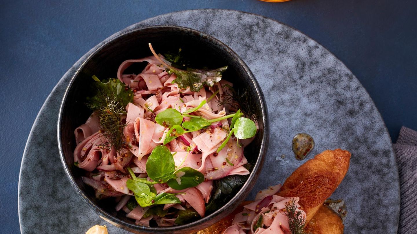 Wurstsalat mit Wildkräutern und Knoblauchbrot Rezept
