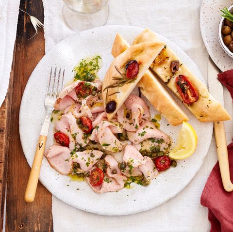Rosa Kalbfleisch mit Kapern und angetrockneten Tomaten