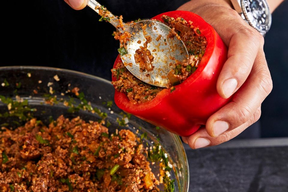 Paprika mit Hackmischung füllen