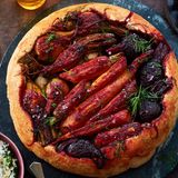 Gestürzter Gemüsekuchen mit dreierlei Dips