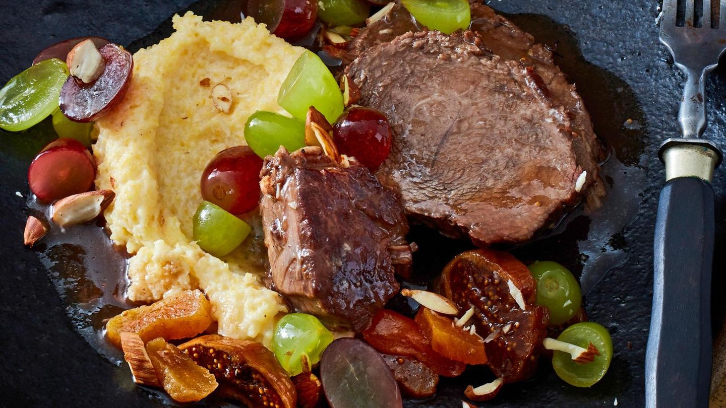 Sauerbraten mit Dörrobst und Traubensalat Rezept - [ESSEN UND TRINKEN]