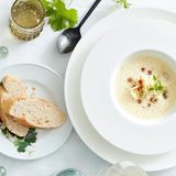 Weinschaumsuppe mit geschmortem Weißkohl und Orangenöl